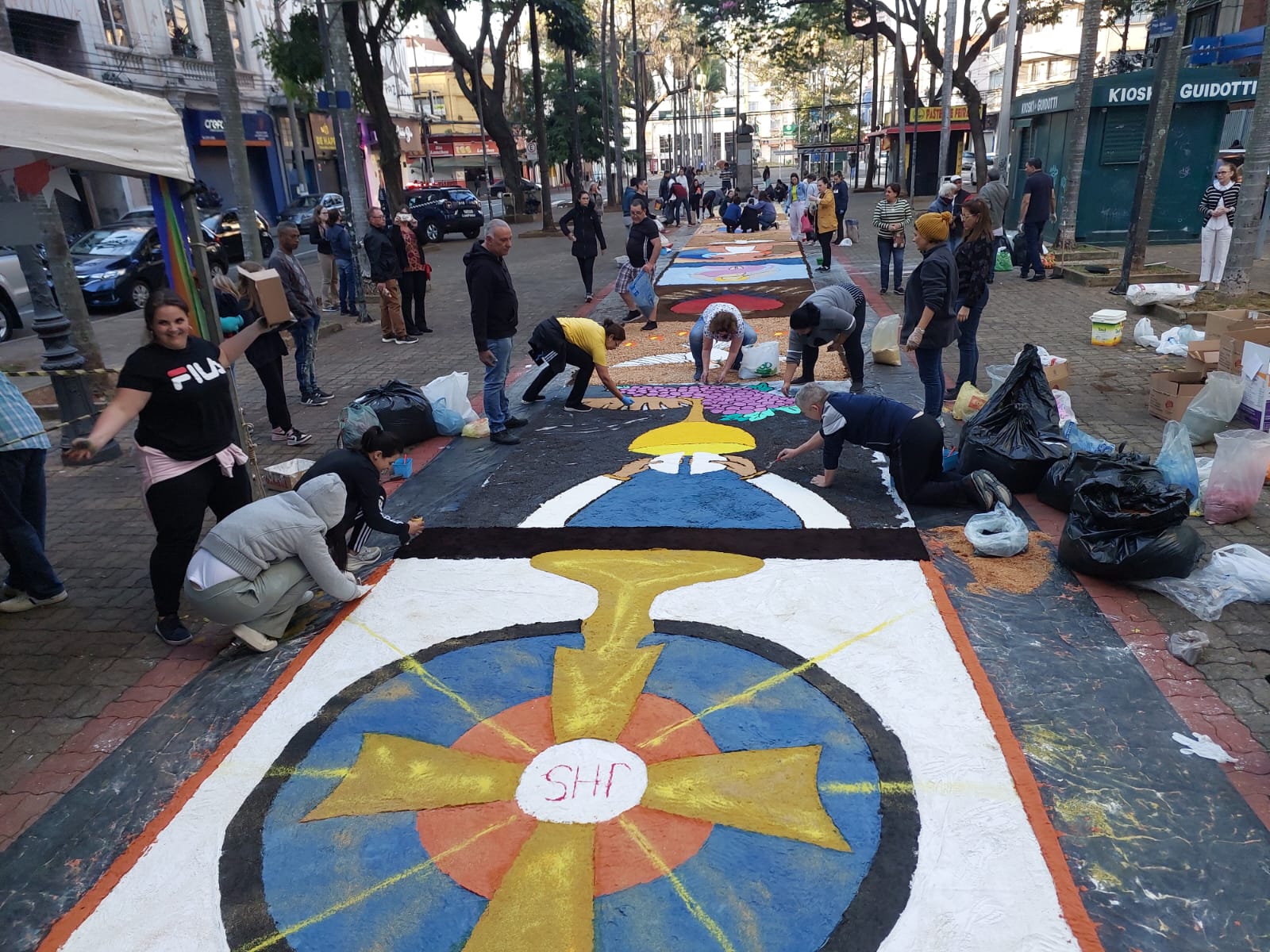 Fiéis mantêm tradição católica dos tapetes de Corpus Christi
