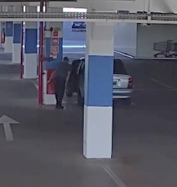 Homem furta mangueira de hidrante de loja de Campinas; VÍDEO