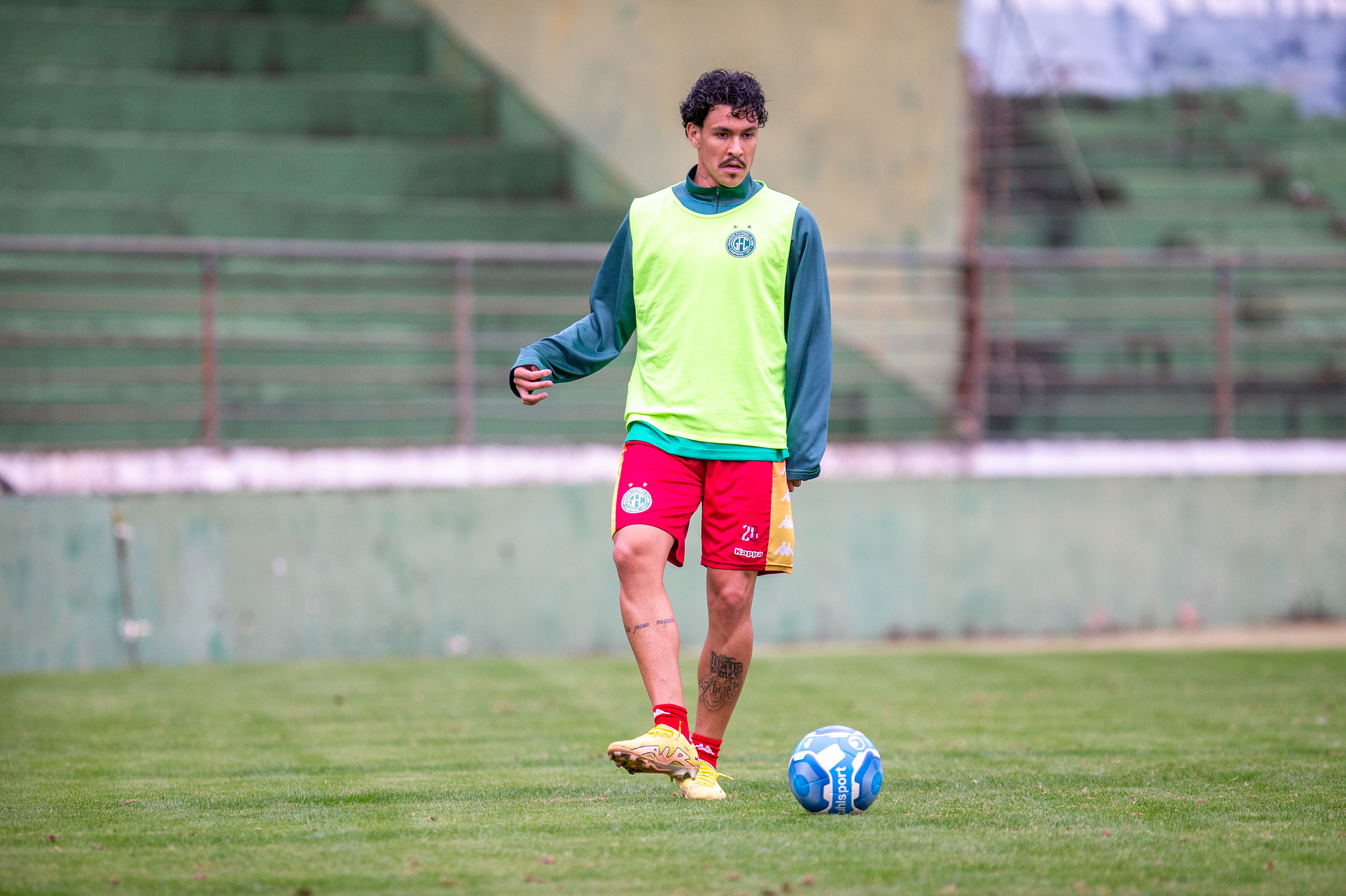 Matheus Bueno fala sobre trabalho de Louzer e afirma: “Em casa temos a obrigação de vencer”