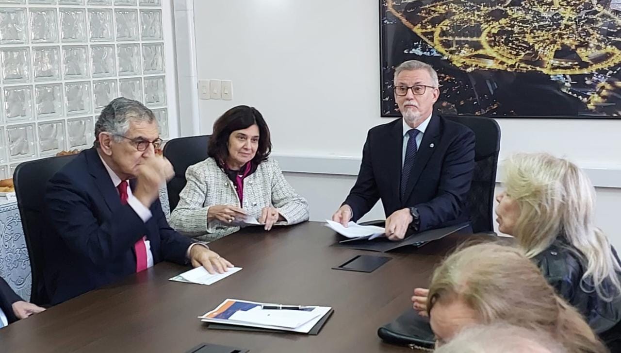 Ministra da Saúde visita Unicamp e afirma que segue no cargo