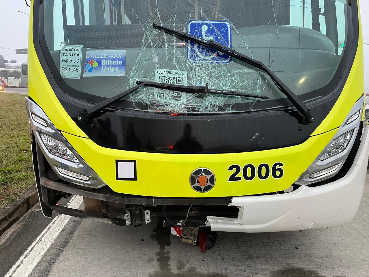 Motociclista fura semáforo vermelho e atinge ônibus do BRT