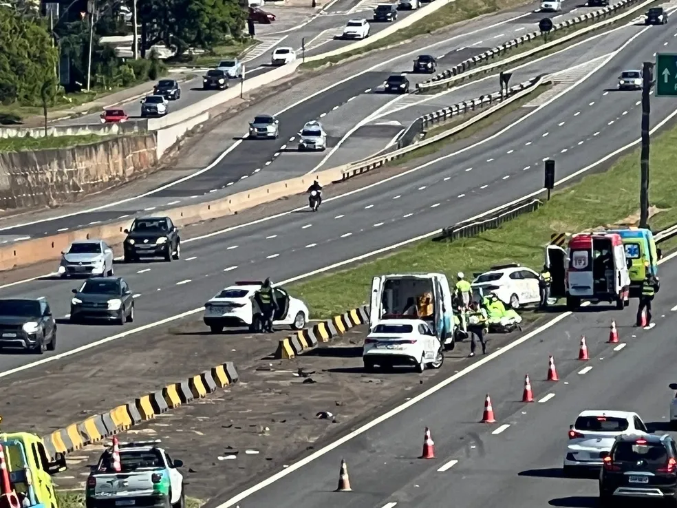 Ocupantes de moto ficam feridos após batida com carro na D. Pedro