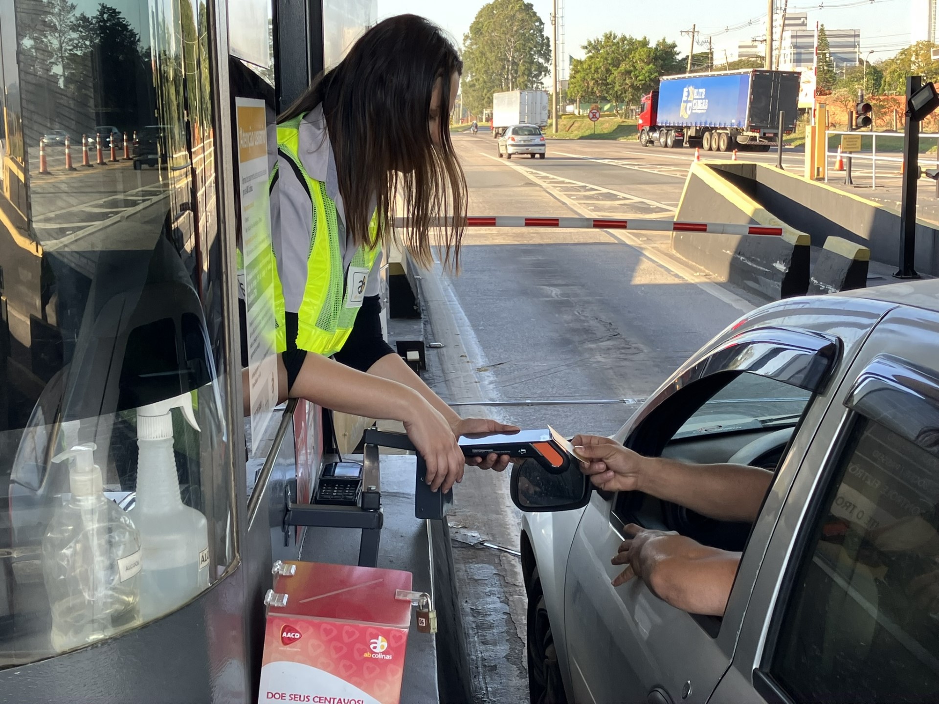 Pedágios da AB Colinas atrásra aceitam cartão por aproximação