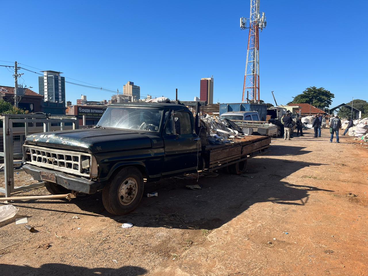 Polícia faz operação contra receptação de fios de cobre em comércios de sucata