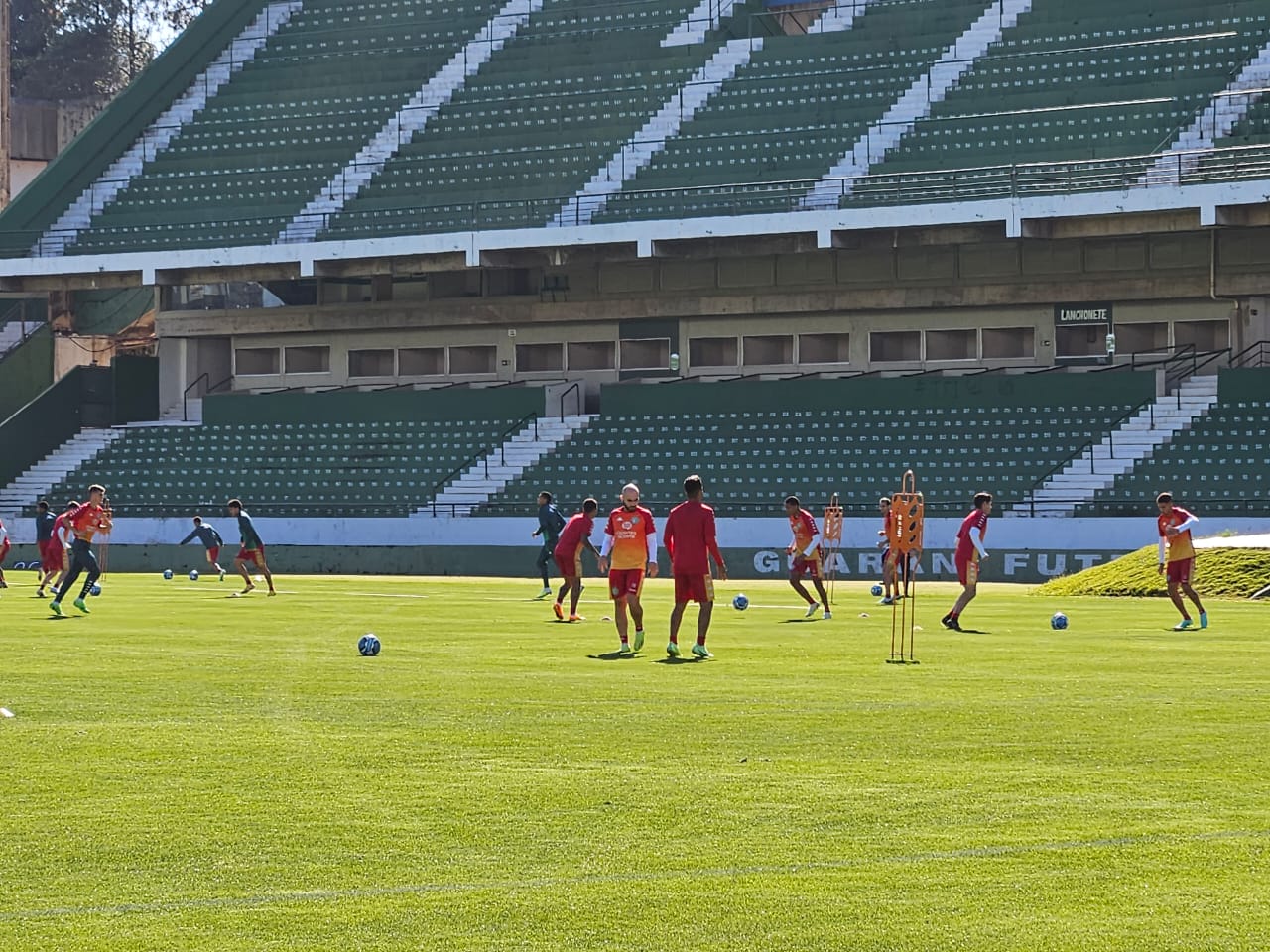 Presença de Régis, ausência de Alan Santos e finalizações: os detalhes do treino aberto do Guarani