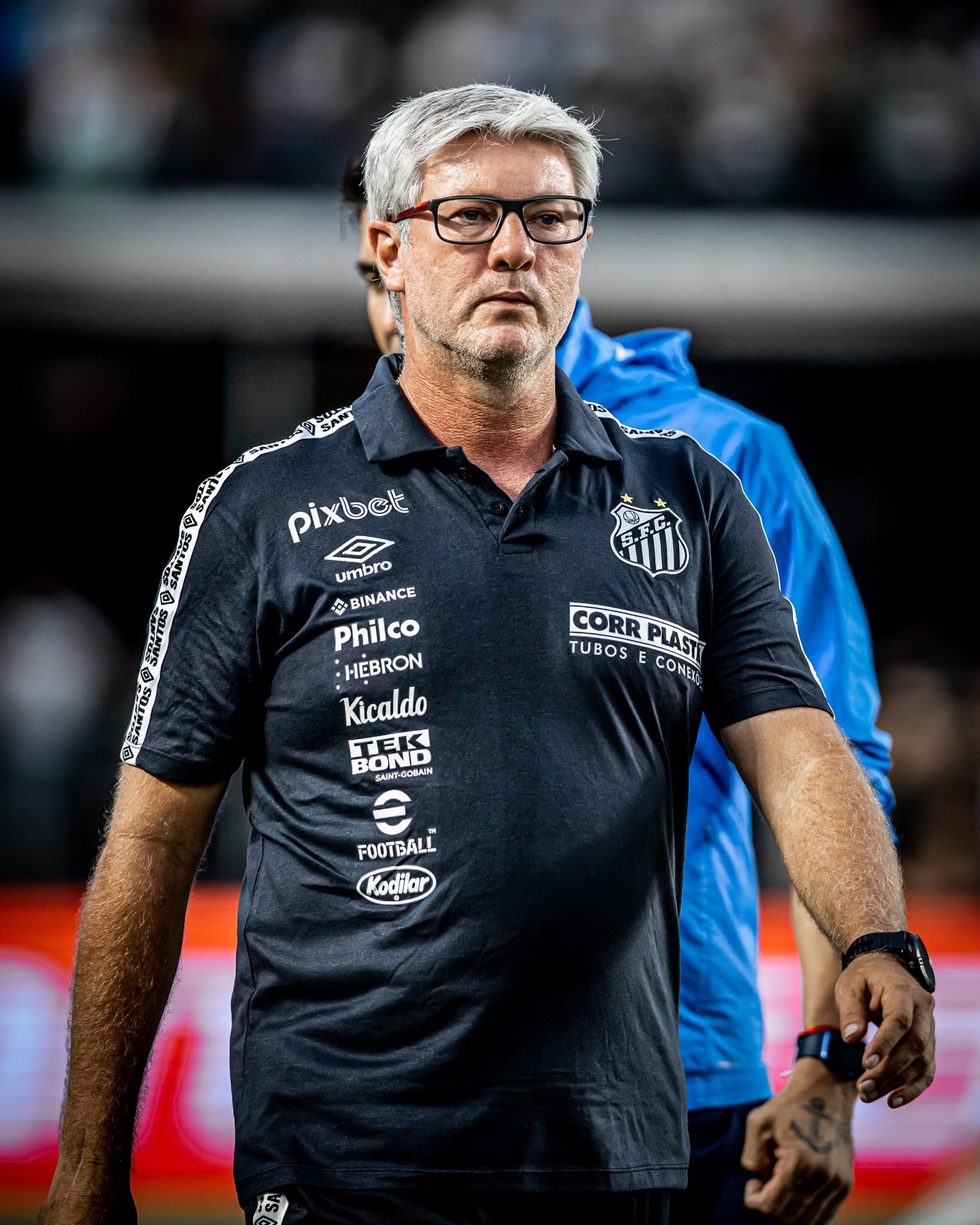 Santos oficializa saída de técnico Odair Hellmann