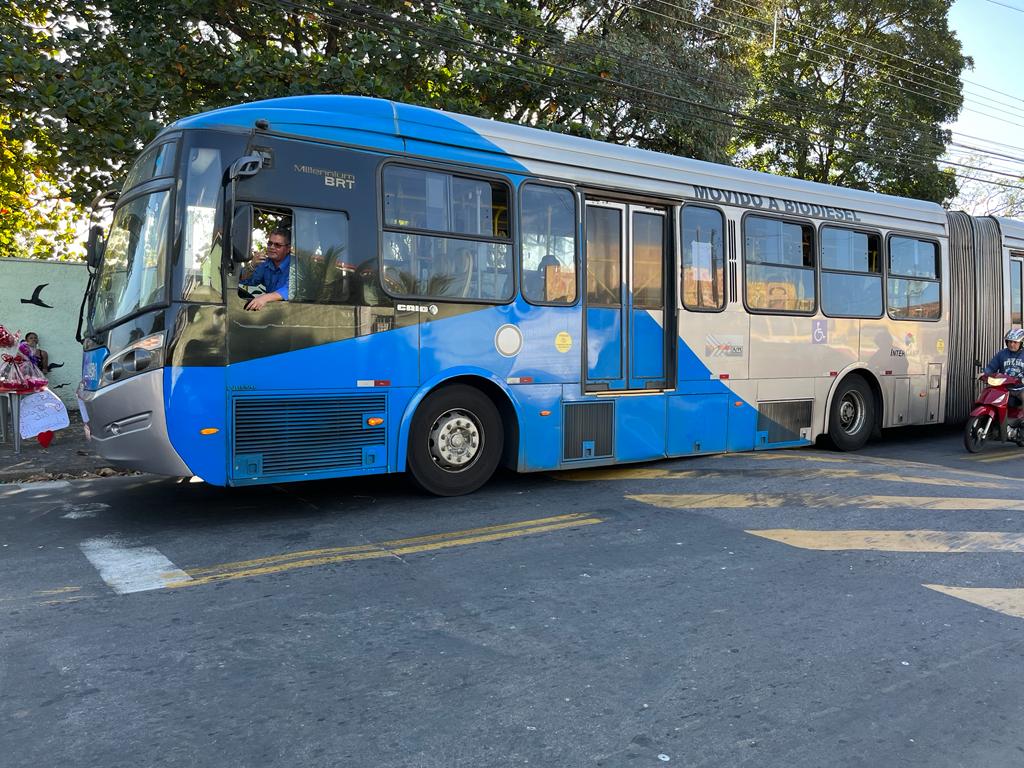 Ônibus emperra ao passar em lombada na Amoreiras, em Campinas 