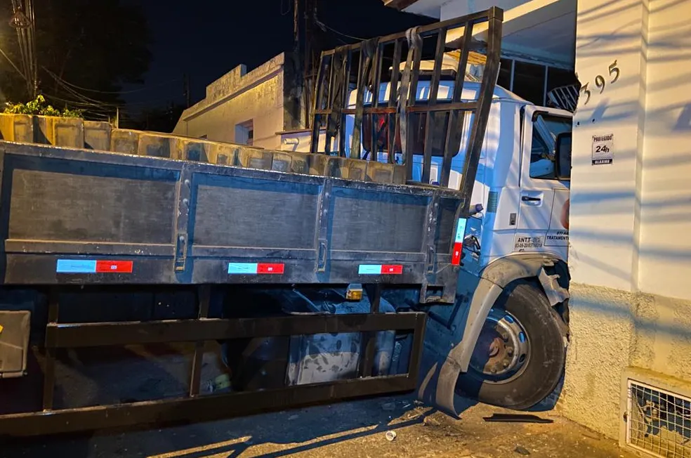 Caminhão perde controle e invade casa em Piracicaba