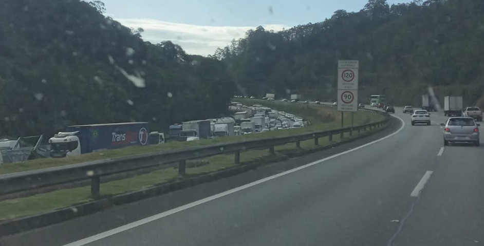 Caminhão tomba e trava Rod. dos Bandeirantes sentido capital