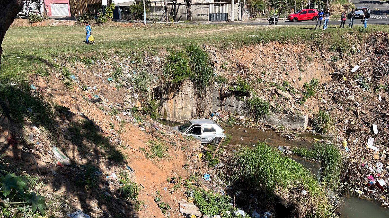 Carro cai em córrego após acidente em Campinas; dois ficam feridos 