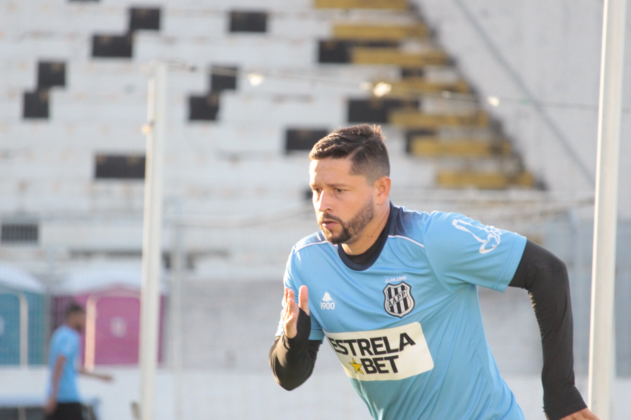 Com Elvis e Léo Naldi em transição, Ponte Preta atualiza situação dos atletas no DM