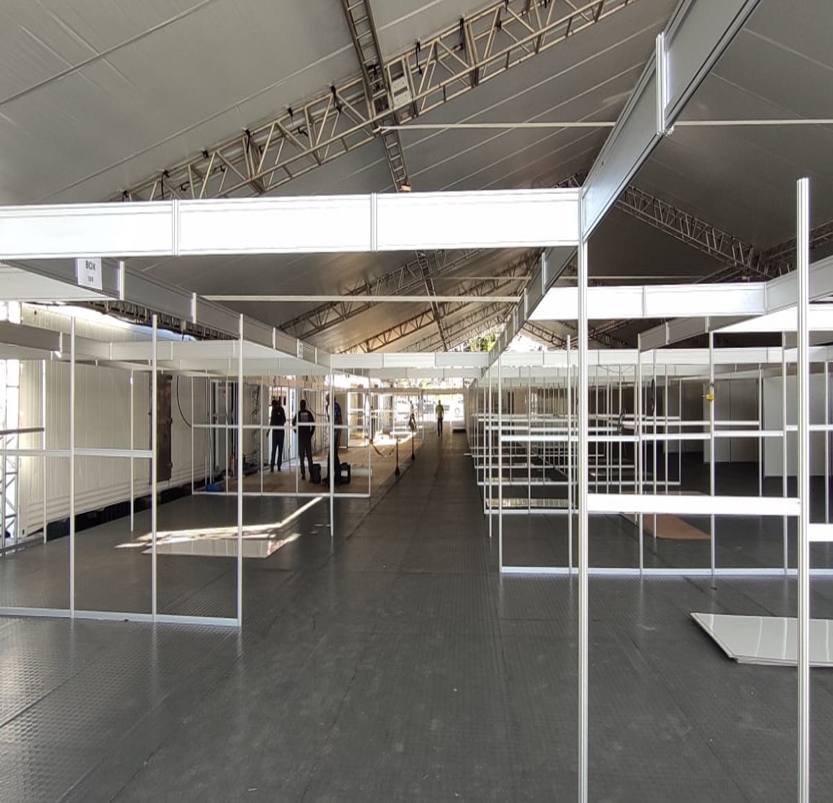 Comerciantes do Mercadão começam a atender em estrutura provisória