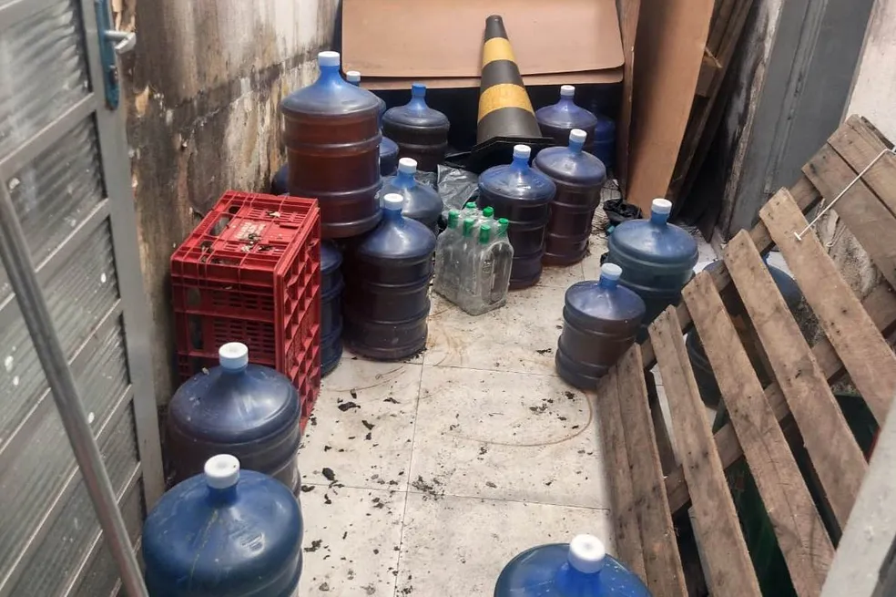 Equipe do Procon é mantida em cárcere por funcionários de adega com bebidas falsificadas