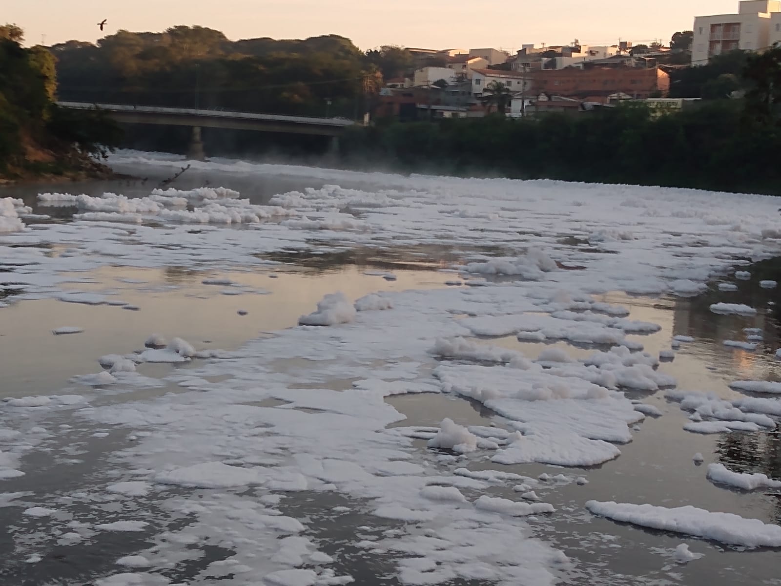 Espuma do Rio Tietê dissipa, mas ainda preocupa autoridades em Salto; OUÇA