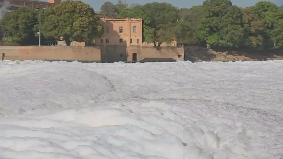 Espuma no Rio Tietê em Salto não baixa e assusta moradores; OUÇA