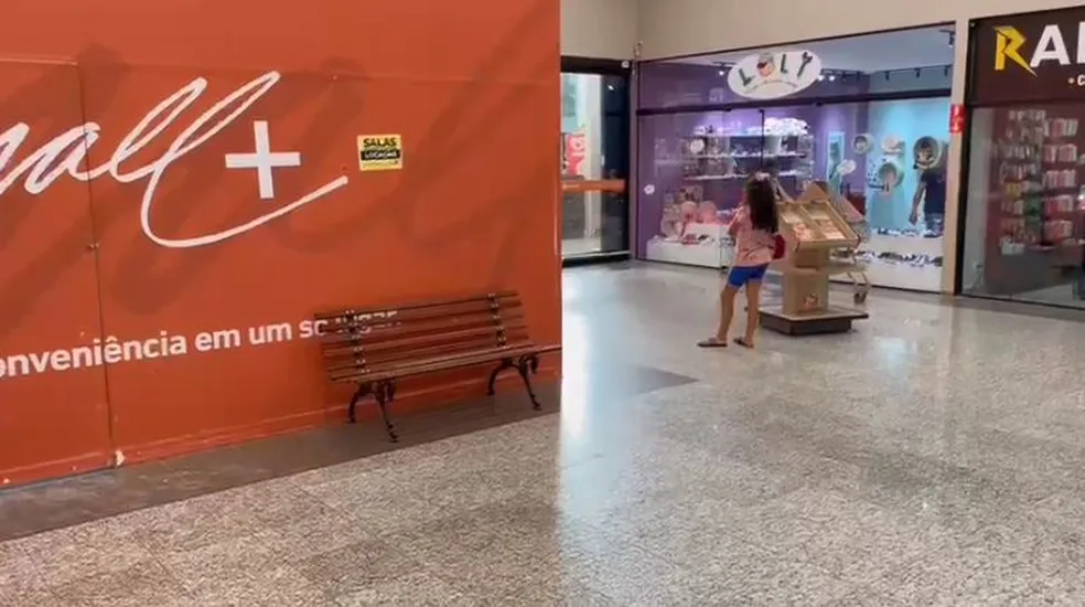 Estilhaços deixam dois feridos em supermercado após arma de vigilante de carro-forte disparar