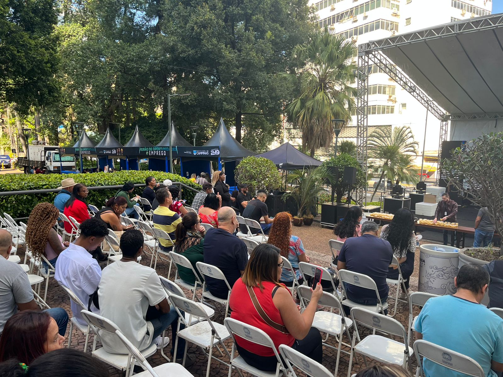 Feirão traz oportunidades de emprego para a população e crédito para os pequenos empresários