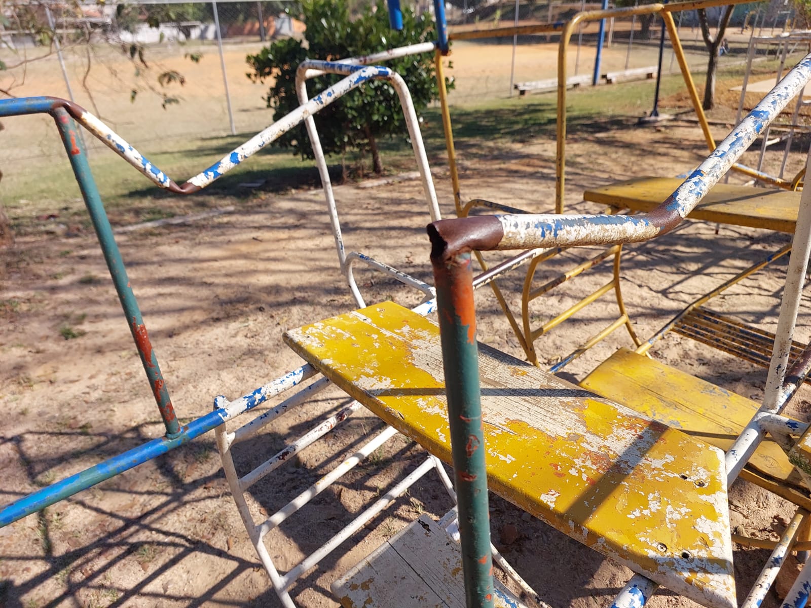Moradores reclamam de brinquedos e aparelhos quebrados  em praça
