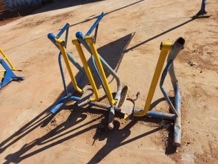 Moradores reclamam de brinquedos e aparelhos quebrados em praça