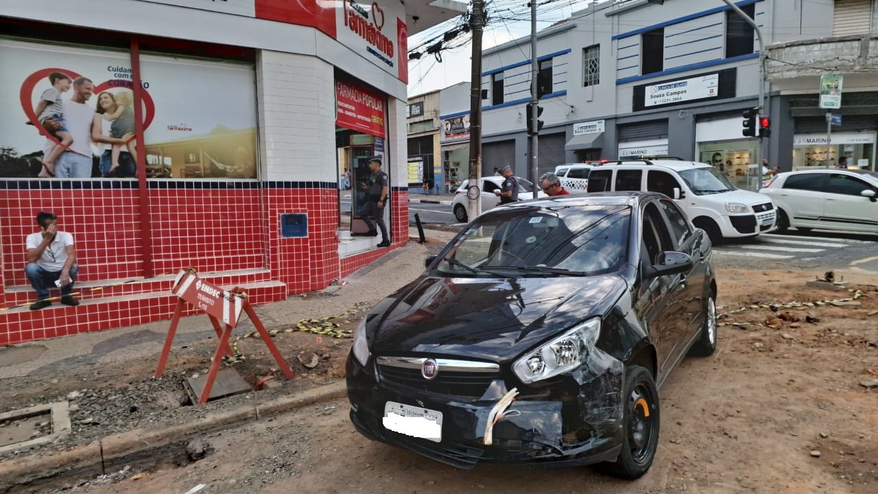 Motorista tem mal súbito e carro evita que ônibus invada farmácia