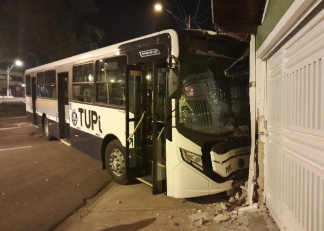Ônibus atinge muro de casa em Piracicaba; ninguém ficou ferido