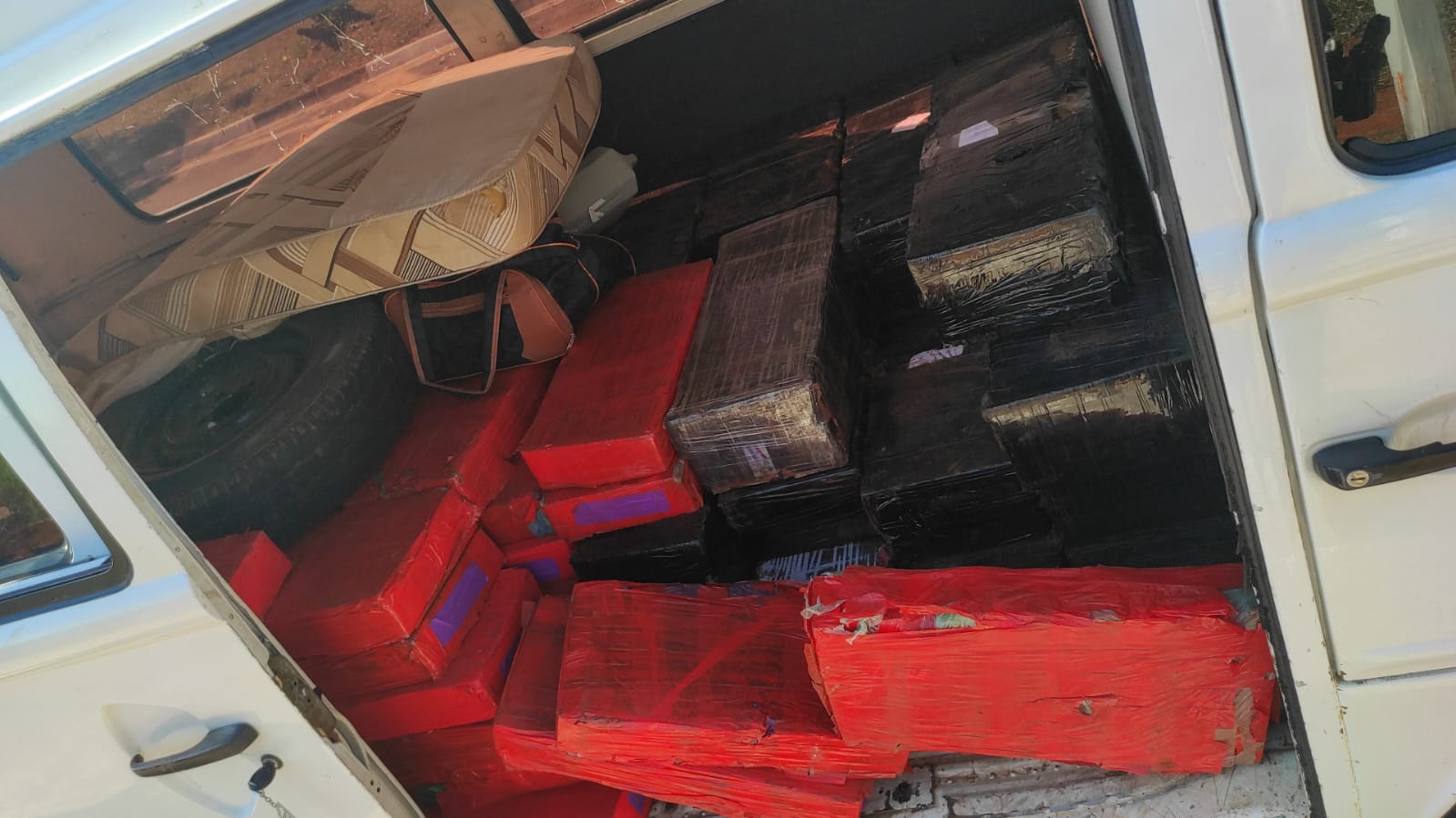 PM aprende cerca de 500kg de maconha em Hortolândia, suspeito tentou fugir em Kombi 