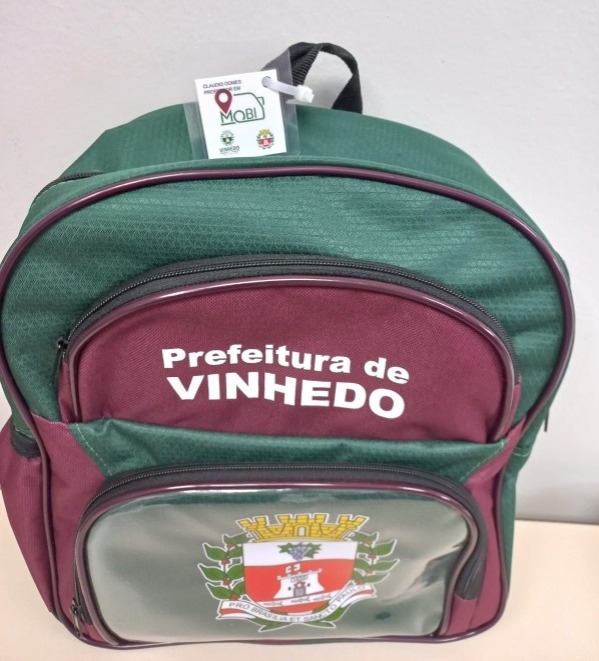 Prefeitura de Vinhedo instala TAG em mochilas para pais rastrearem filhos 