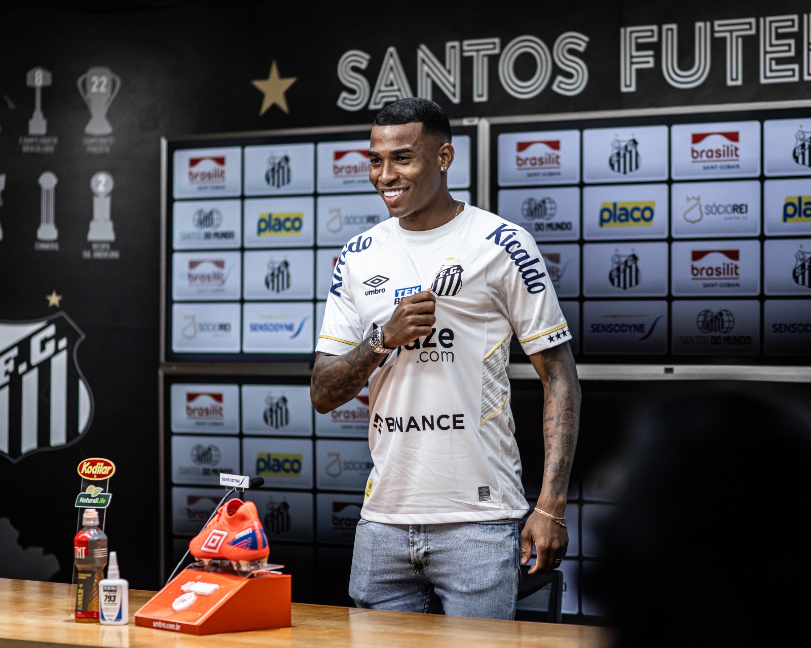 Sondado pelo Flamengo, Jean Lucas é apresentado no Santos