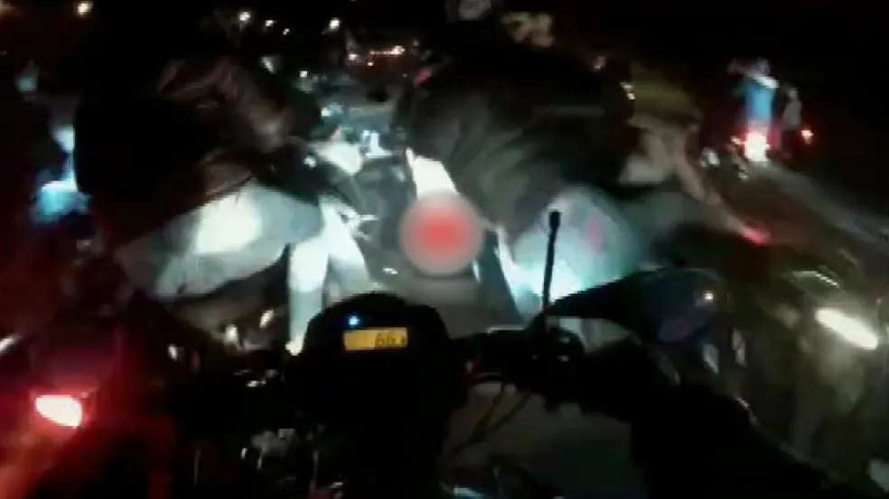 Vídeo mostra momento em que motociclistas sofrem acidente em ‘rolezinho’