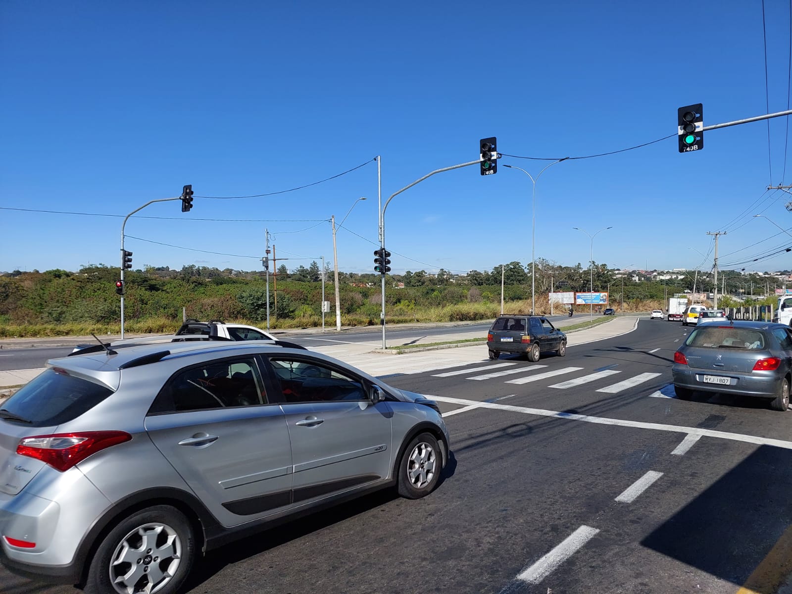 Moradores reclamam de motociclistas que não respeitam semáforo