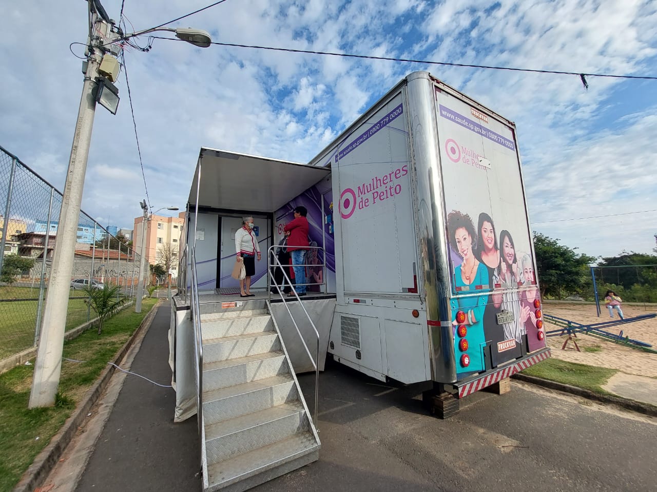 Carreta oferece exames de mamografia de graça em Campinas