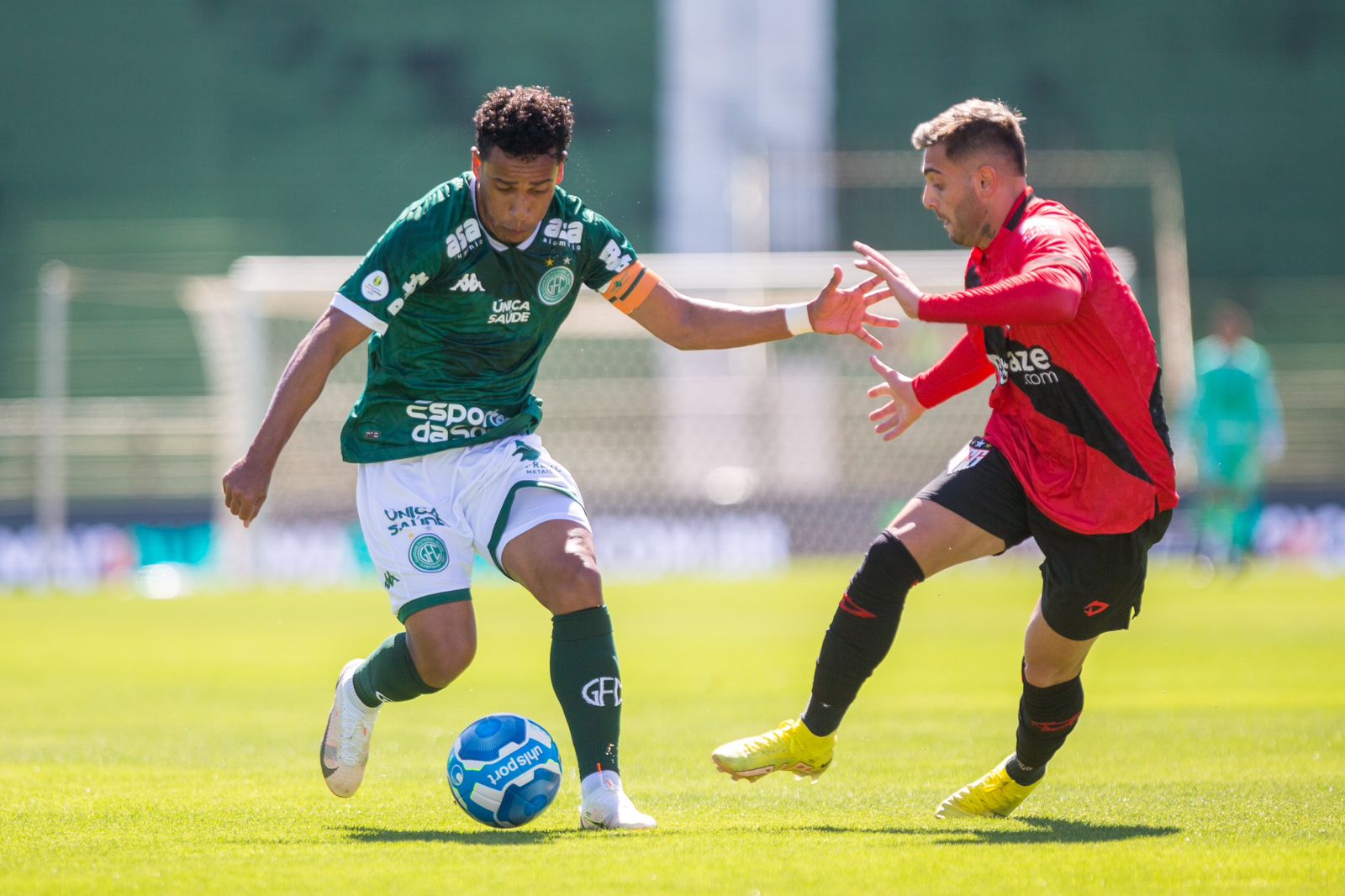Guarani vence o Atlético-GO e cola no G4 da Série B