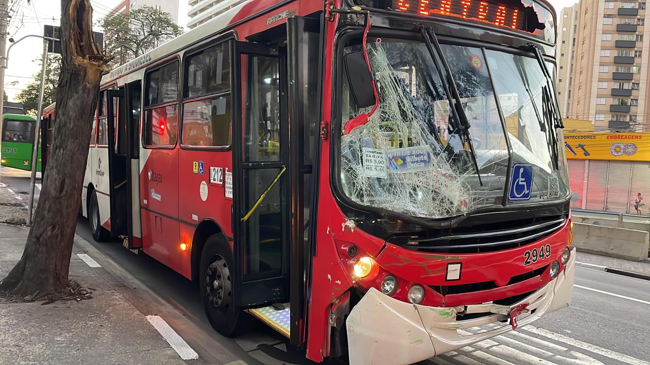 Quatro pessoas ficam feridas em colisão entre dois ônibus na Orosimbo Maia