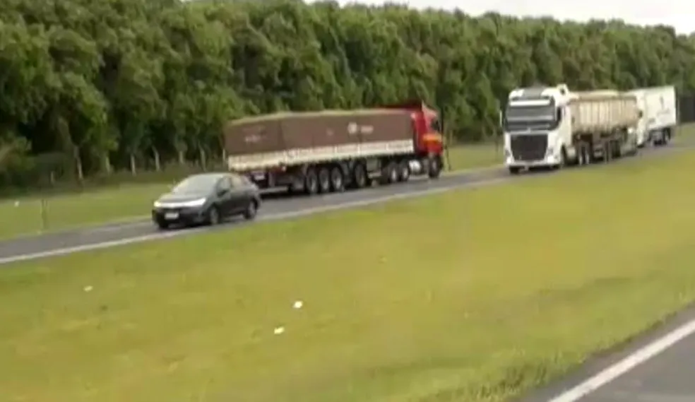 Caminhoneiro é preso após dirigir 7km na contramão da Anhanguera