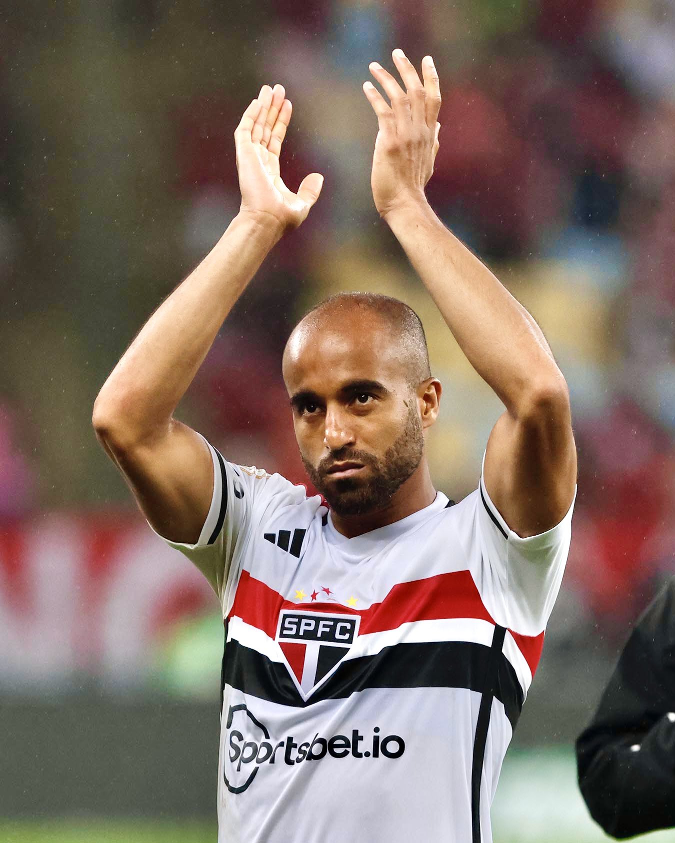 Aniversariante, Lucas Moura celebra gol no Maracanã com a camisa do São Paulo