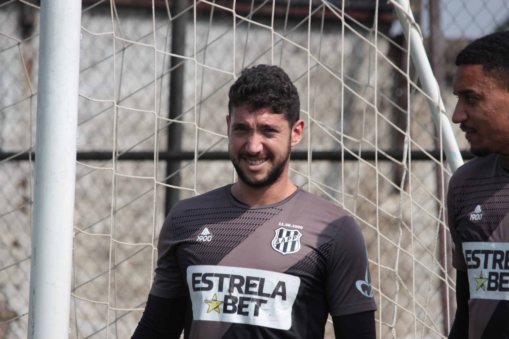 Caíque França comemora marca de 80 jogos com a camisa da Ponte Preta e projeta duelo contra o Ceará