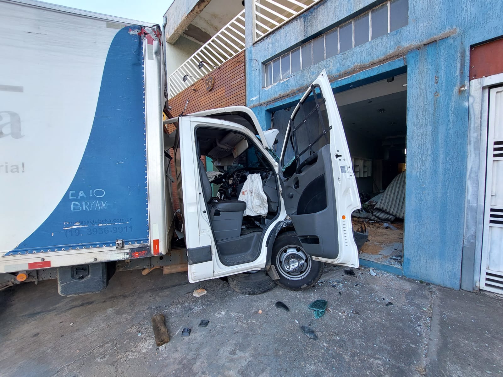 Caminhão perde controle e destrói salão de beleza em Hortolândia