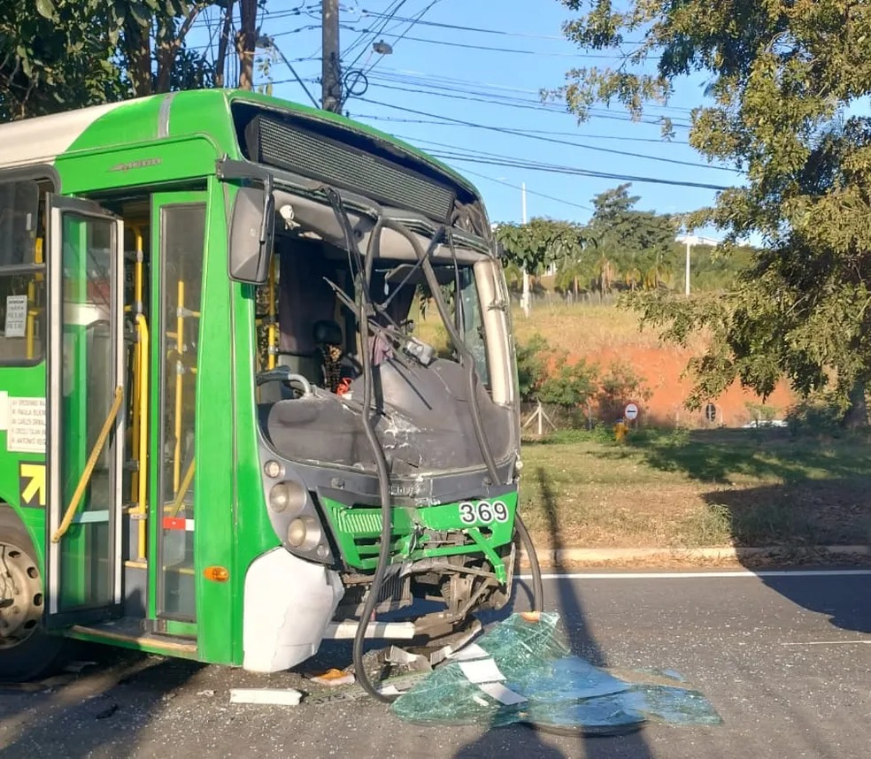 Colisão entre ônibus deixa quatro passageiros feridos em Campinas 
