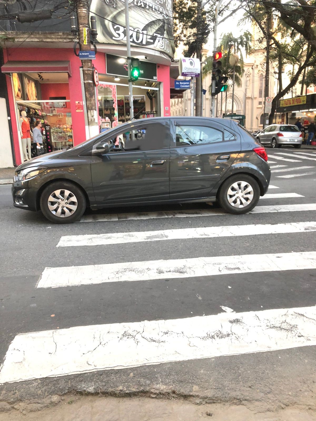 Cresce cinco vezes o número de multas por parada sobre a faixa de pedestres