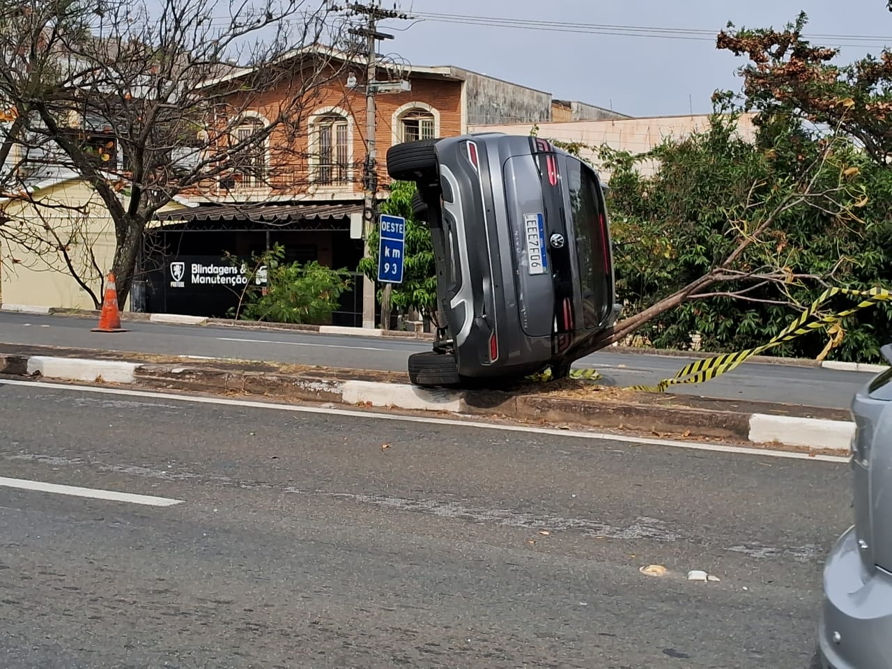 Duas pessoas ficam feridas após capotamentos na Av. Paula Souza, em Campinas