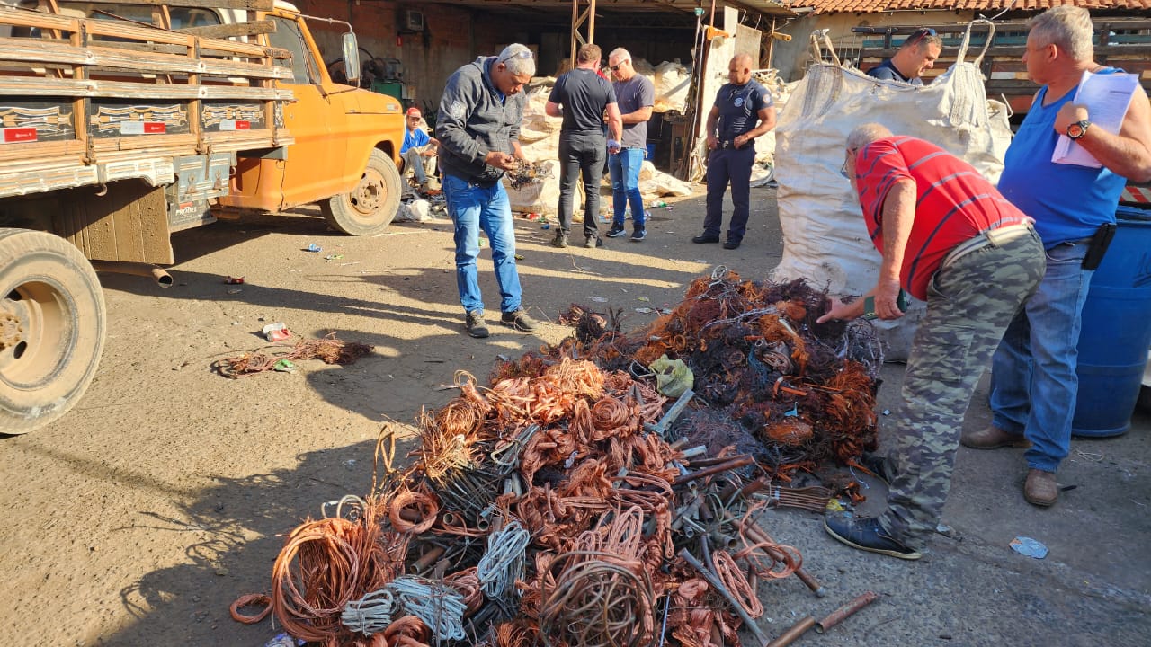 Dois são detidos por receptação de fios de cobre em Limeira