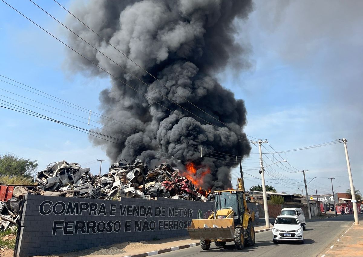 Fogo em ferro-velho no Itatinga foi controlado, segundo Bombeiros