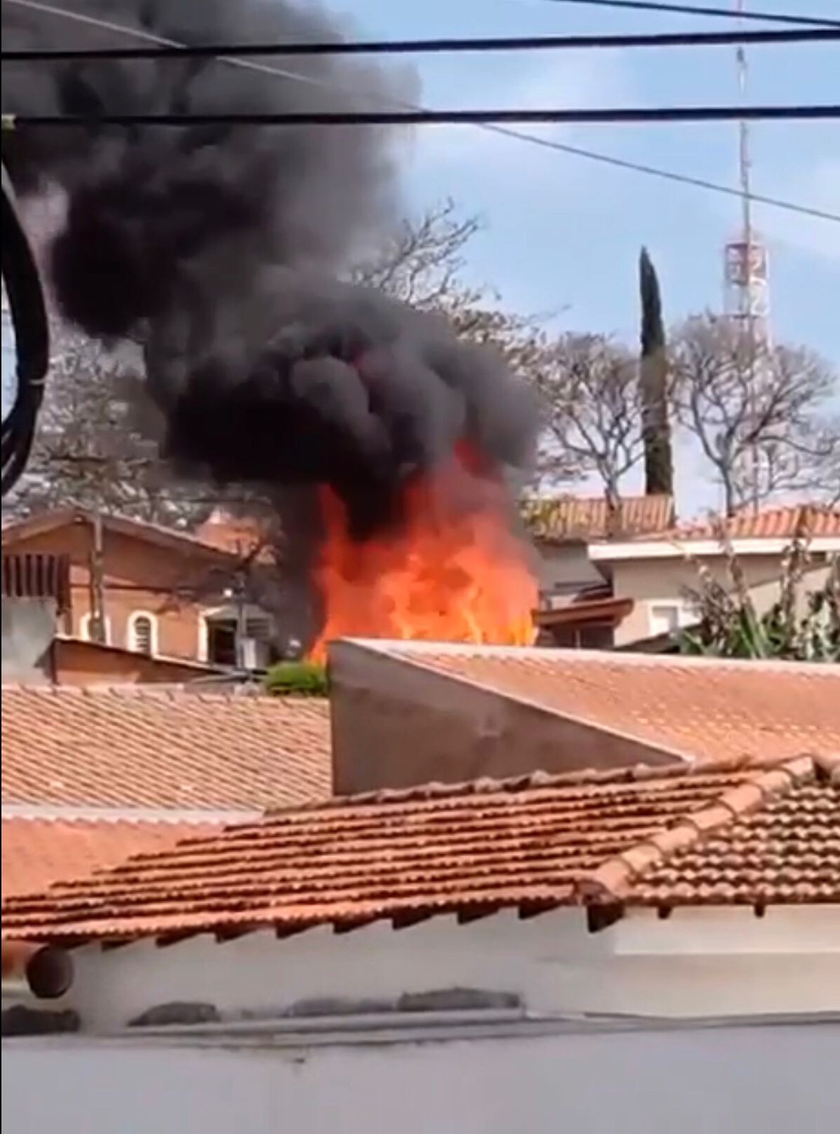 Fogo atinge terreno com recicláveis em Campinas
