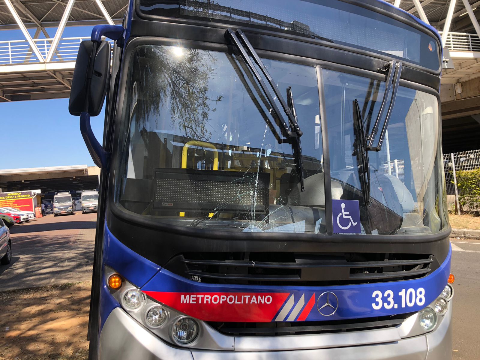 Homem é atropelado em saída de ônibus do Terminal Metropolitano