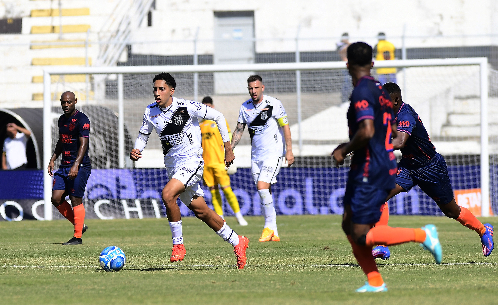 Líder em desarmes na Série B, Felipinho projeta duelo contra o Ceará