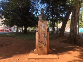 Três anos depois, monumentos no Centro de Campinas continuam pichados