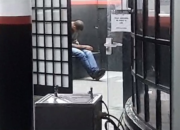 Motociclista atropela guarda municipal que fazia abordagem