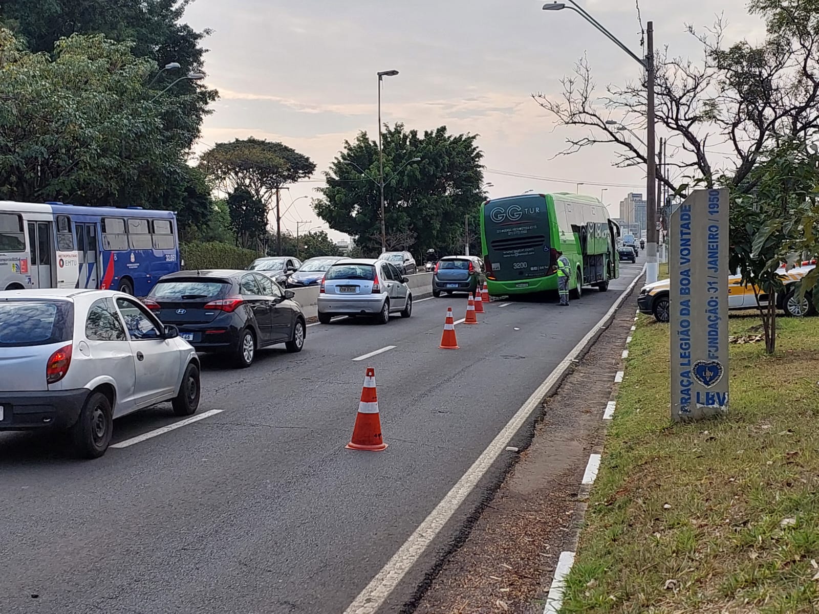 Ônibus perde a roda e trava Avenida Lix da Cunha