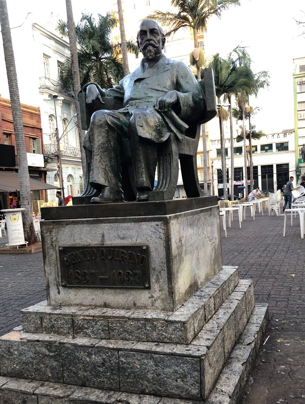 Pichações são retiradas de monumentos no Centro de Campinas