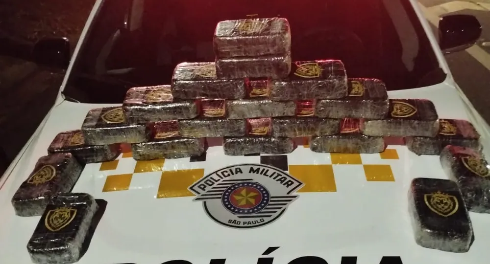 Polícia prende homem que transportava 20 kg de pasta base de cocaína